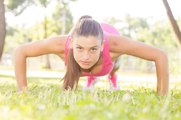 Sporty ajuste saudável jovem mulher ao ar livre — Fotografia de Stock