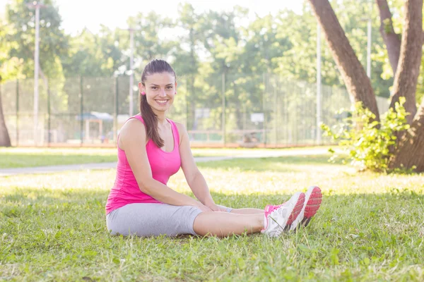 Fitness, sportovní, zdravého životního stylu, usmívající se žena uvolňující — Stock fotografie