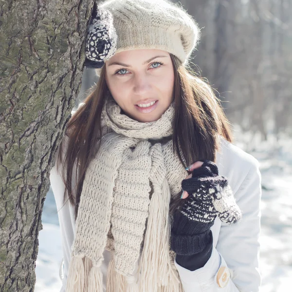 Souriant belle jeune femme portrait d'hiver — Photo