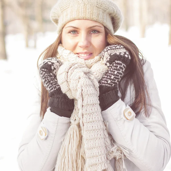 Sorrindo Lovely Young Woman Retrato de Inverno — Fotografia de Stock