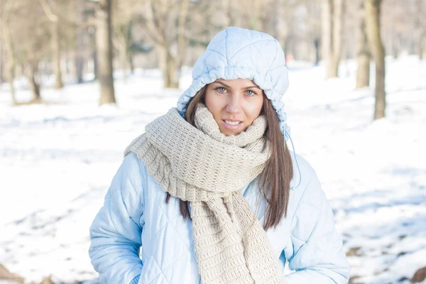 Portrait d'hiver de la jeune femme en plein air — Photo