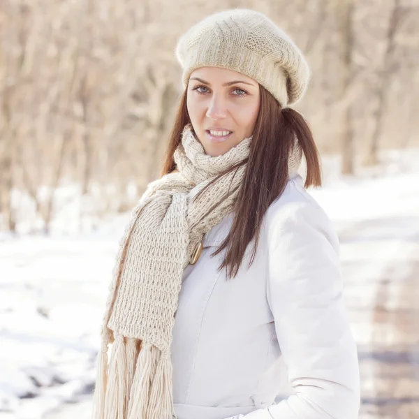 Sorridente bella giovane donna ritratto invernale — Foto Stock