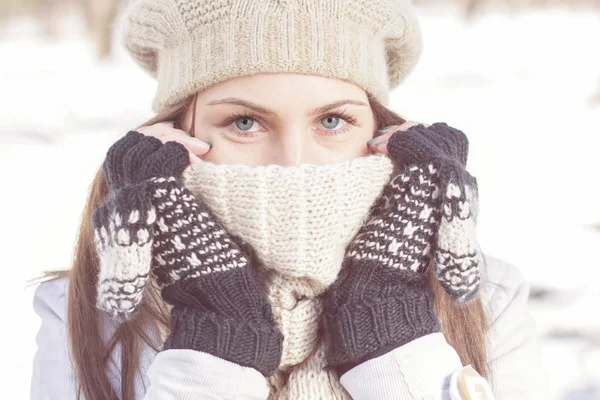 Retrato de Inverno de Feminino com Olhos Azuis Bonitos — Fotografia de Stock