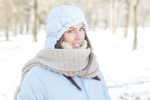 Retrato de inverno de mulher jovem ao ar livre — Fotografia de Stock