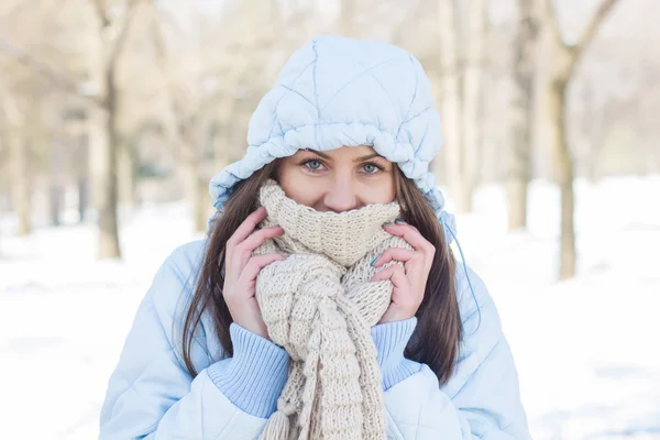 Winter portret van jonge vrouw buiten — Stockfoto