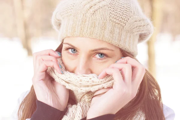Retrato de Inverno de Feminino com Olhos Azuis Bonitos — Fotografia de Stock
