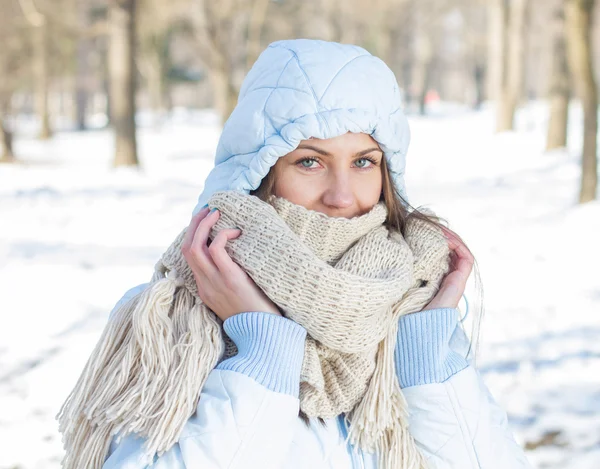 Vinter porträtt av ung kvinna utomhus — Stockfoto