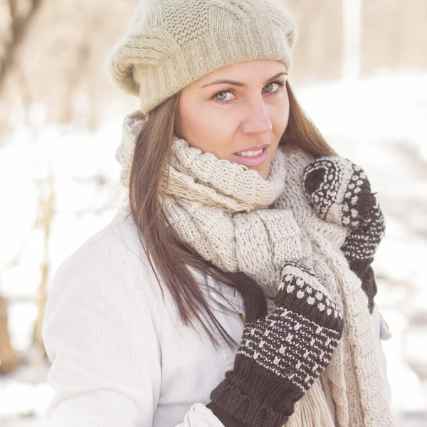 Uśmiechający się zima piękne Młoda kobieta portret — Zdjęcie stockowe