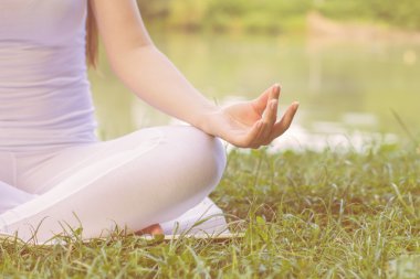 Rahatlatıcı sağlıklı yaşam meditasyon yoga kadın