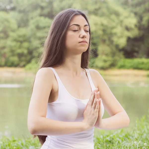 Meditál, pihentető egészséges életmód jóga nő — Stock Fotó