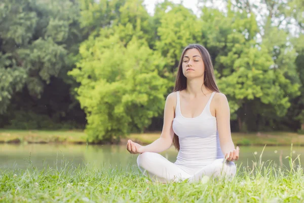 Yoga-Frau meditiert entspannend gesunden Lebensstil — Stockfoto