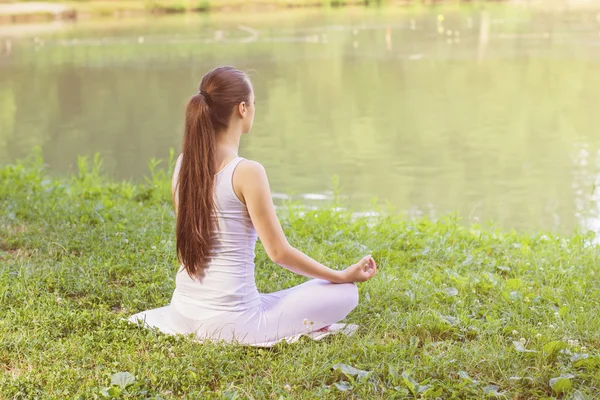 Meditál, pihentető egészséges életmód jóga nő — Stock Fotó