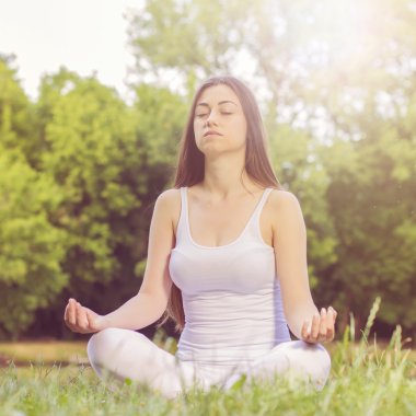 Rahatlatıcı sağlıklı yaşam meditasyon yoga kadın