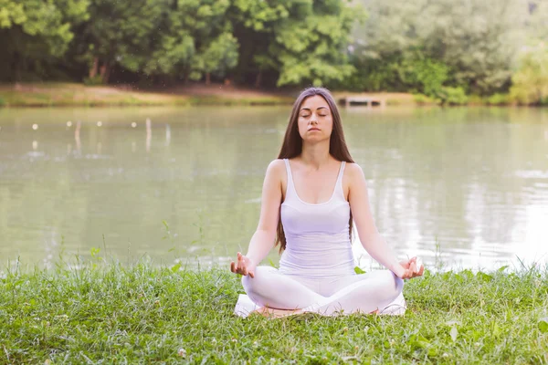 Yoga-Frau meditiert entspannend gesunden Lebensstil — Stockfoto