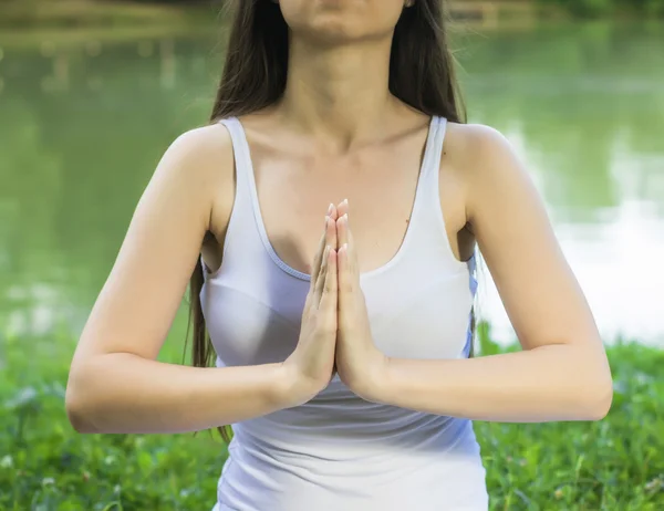 Rahatlatıcı sağlıklı yaşam meditasyon yoga kadın — Stok fotoğraf