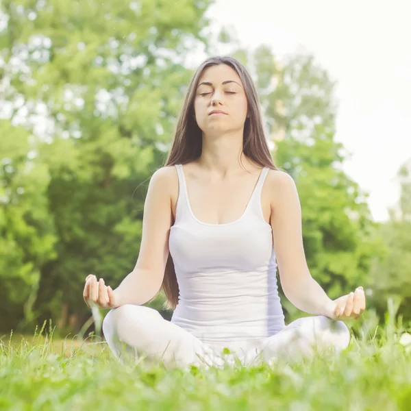 Rahatlatıcı sağlıklı yaşam meditasyon yoga kadın — Stok fotoğraf