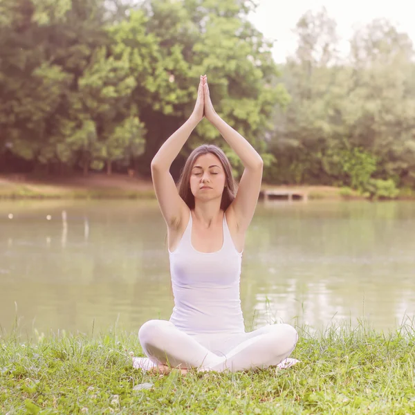 Yoga-Frau meditiert entspannend gesunden Lebensstil — Stockfoto