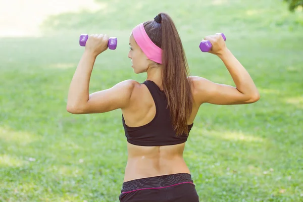 Fitness gespierde vrouwelijk lichaam — Stockfoto