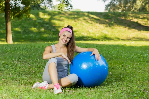 Fitness gesunde junge Frau mit Pilates Ball im Freien — Stockfoto