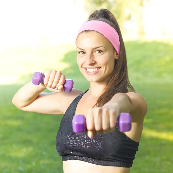 Fitness štíhlá žena trénink s činkami — Stock fotografie
