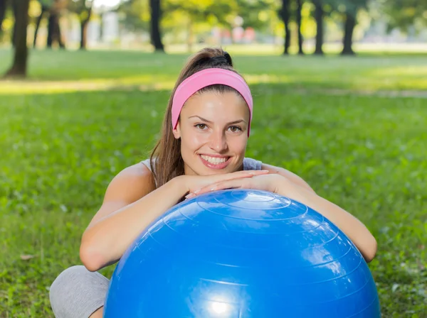 Fitness zdrowy uśmiechający się młoda kobieta spoczywa na Pilates Ball — Zdjęcie stockowe