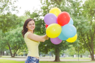 renkli balonlar ile mutlu bir genç kadın 