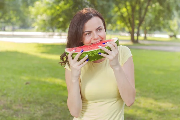 Leende ung kvinna äta vattenmelon — Stockfoto