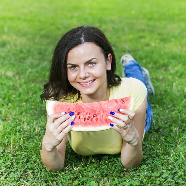 Leende ung kvinna äta vattenmelon — Stockfoto