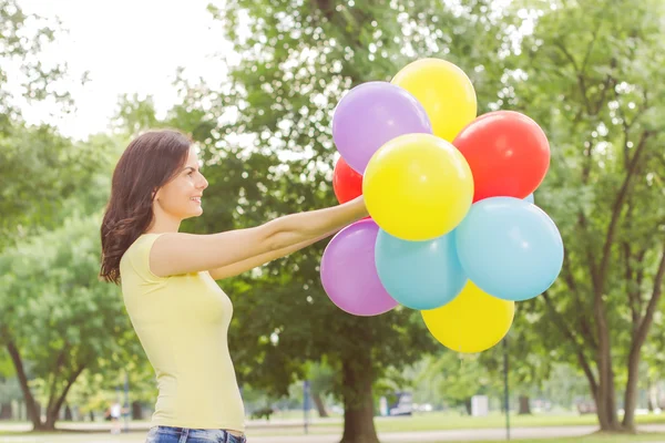 Felice giovane donna con palloncini colorati — Foto Stock