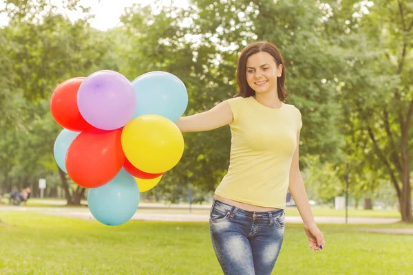 Szczęśliwa młoda kobieta z kolorowych balonów — Zdjęcie stockowe
