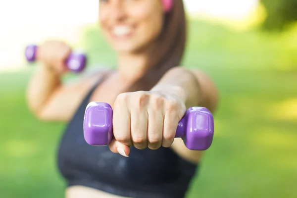 Fitness schlankes Frauentraining mit Kurzhanteln — Stockfoto