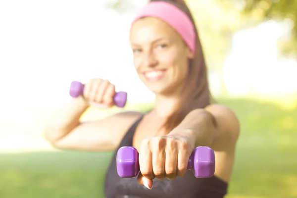 Fitness štíhlá žena trénink s činkami — Stock fotografie