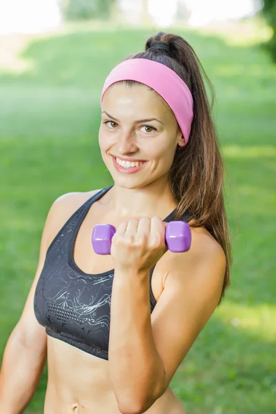 Fitness štíhlá žena trénink s činkami — Stock fotografie