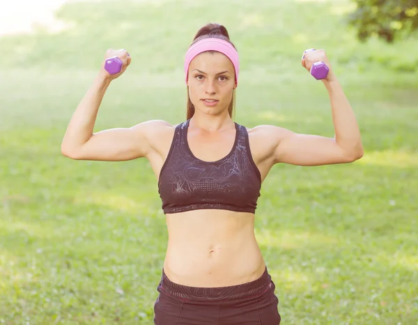 Fitness štíhlá žena trénink s činkami — Stock fotografie