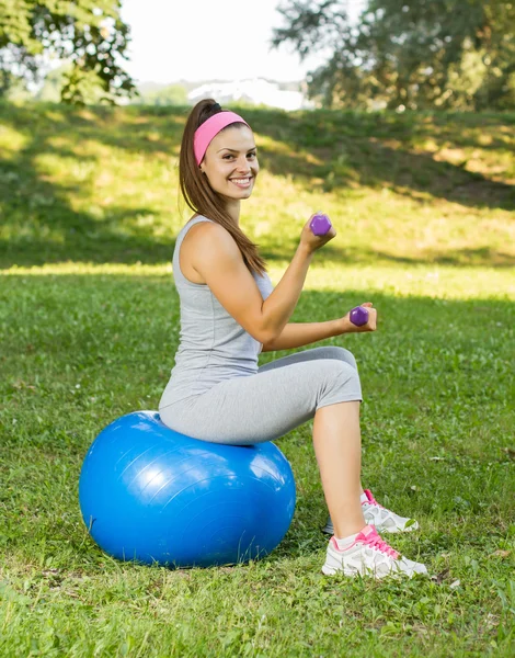 Zdrowe, uśmiechnięta młoda kobieta ćwiczeń Pilates piłka fitness — Zdjęcie stockowe