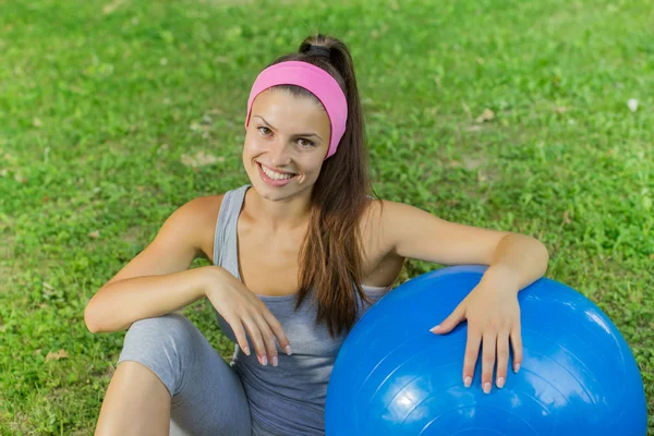 Pilates topu açık fitness sağlıklı genç kadınla — Stok fotoğraf