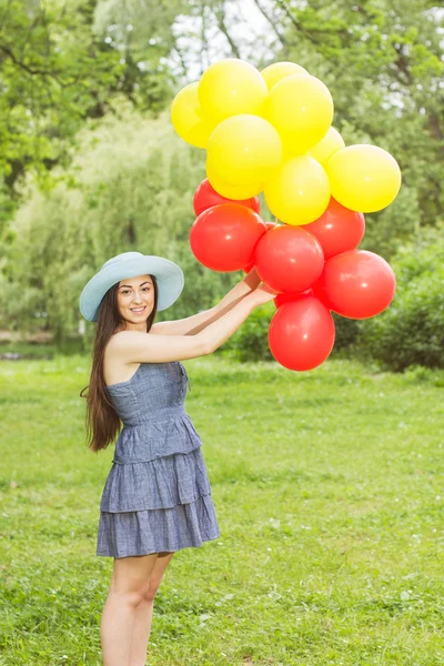 Felice bella spensierata giovane donna — Foto Stock