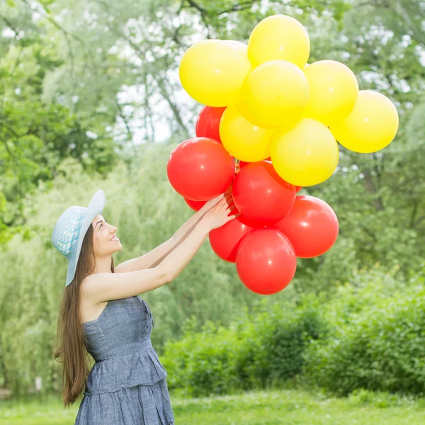 Feliz hermosa mujer joven despreocupada — Foto de Stock