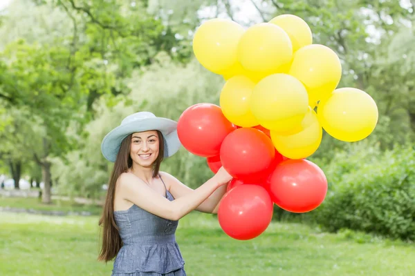 Glada vackra sorglös ung kvinna — Stockfoto