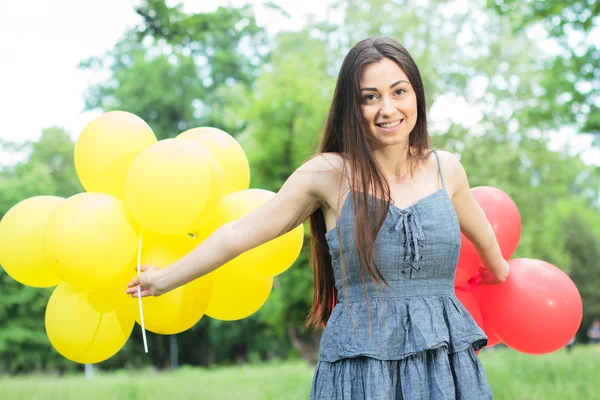 Felice bella spensierata giovane donna — Foto Stock