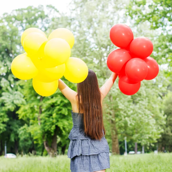 Felice bella spensierata giovane donna — Foto Stock