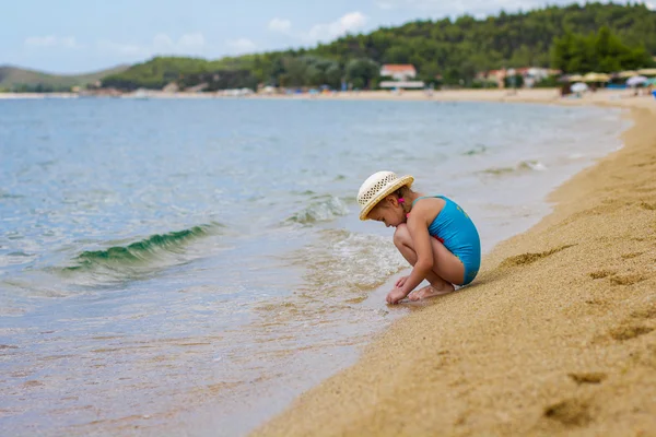 Holčička hrající si na pláži — Stock fotografie