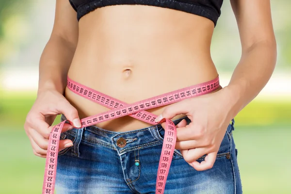 Messen der perfekten schlanken, gesunden Fitness-Taille — Stockfoto