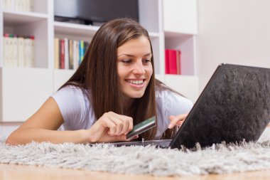 Online genç kadın ödeme alışveriş