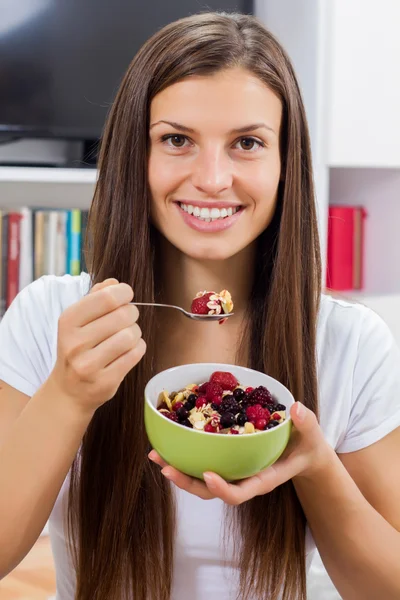 Muesli aux céréales pour le petit déjeuner — Photo