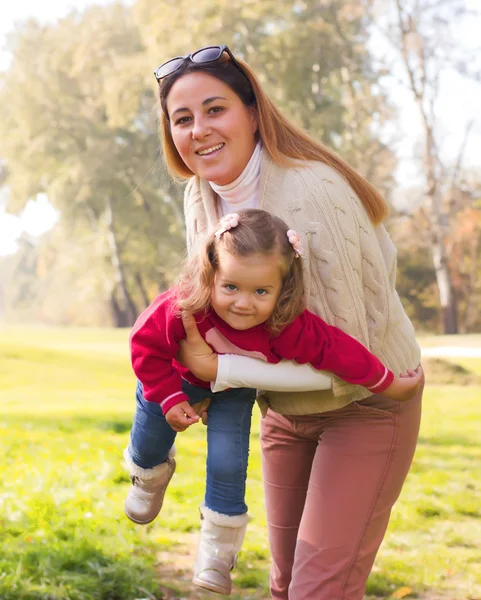 Familia feliz Otoño al aire libre Temporada —  Fotos de Stock