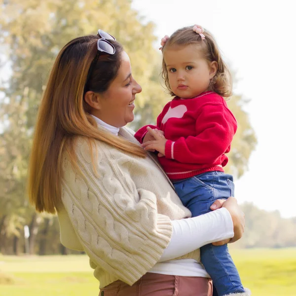 Familia feliz Otoño al aire libre Temporada — Foto de Stock