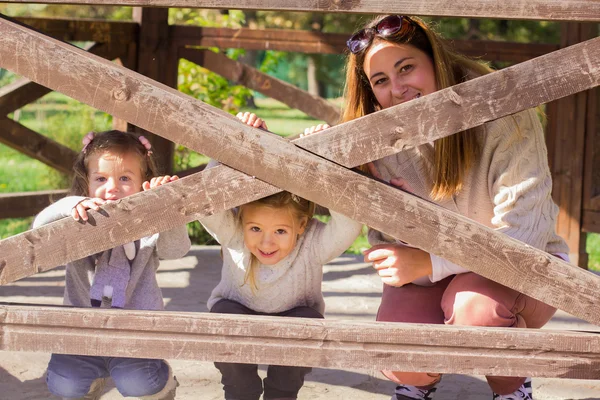 Familia relajante al aire libre — Foto de Stock