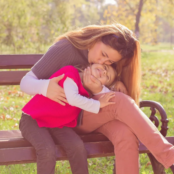 Familia feliz Otoño al aire libre Temporada —  Fotos de Stock