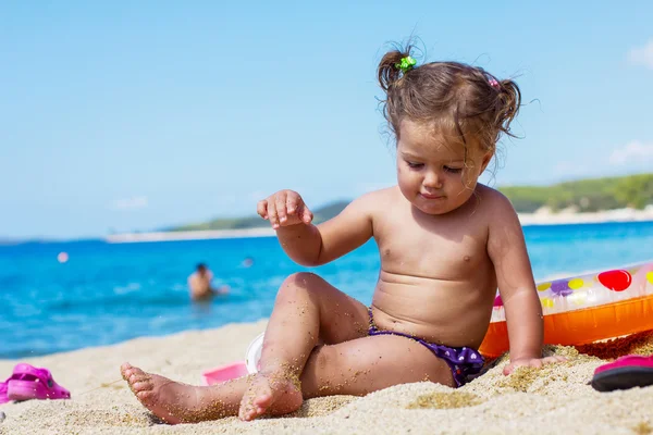 Fetita care se joaca pe plaja — Fotografie, imagine de stoc